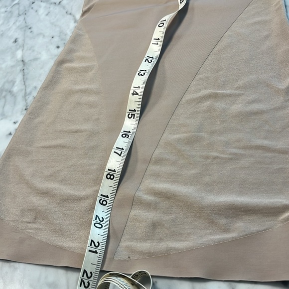 Contouring slip, to be meant to be used with a bra. - Picture 2 of 6